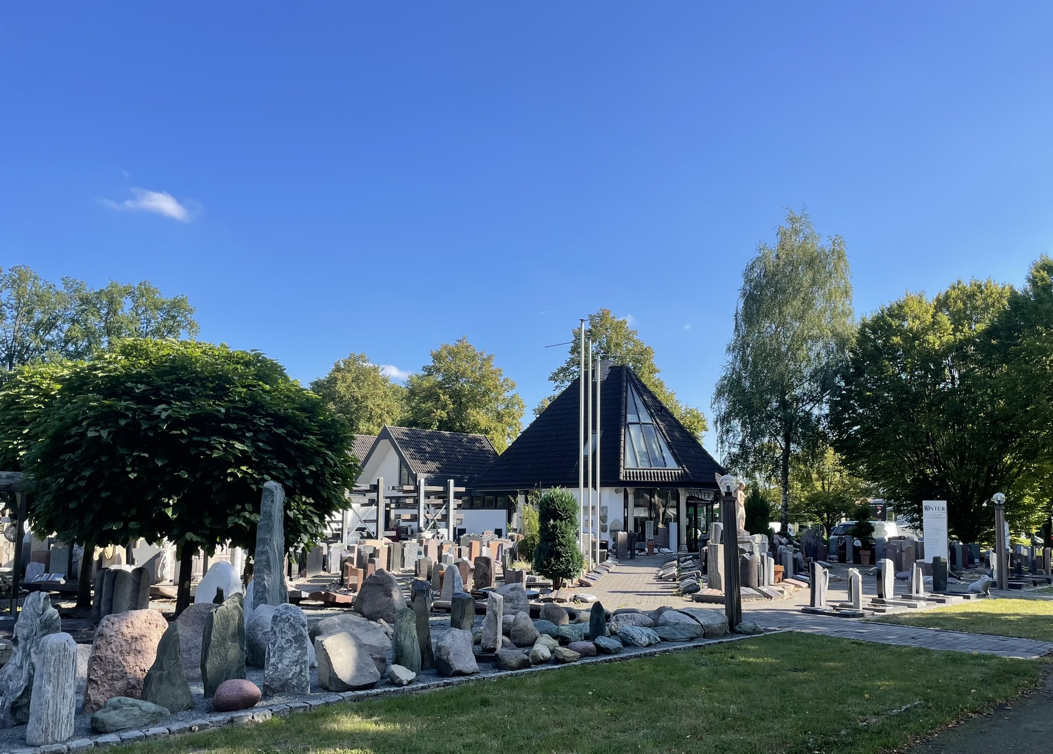 Ausstellung am Osterholzer Friedhof mit großer Auswahl im Außenbereich