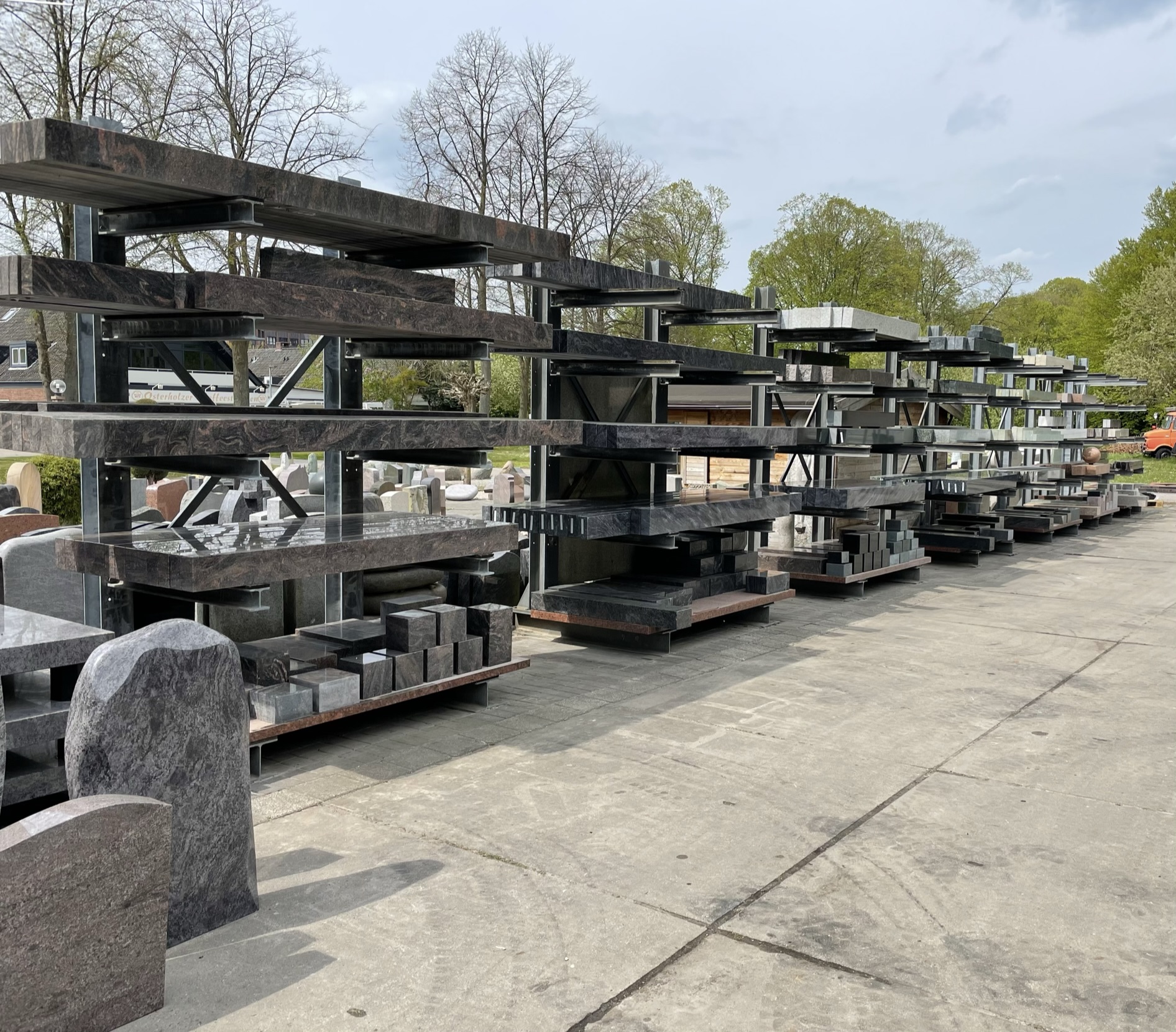 Große Materialauswahl mit Natursteinplatten und Musterstücken