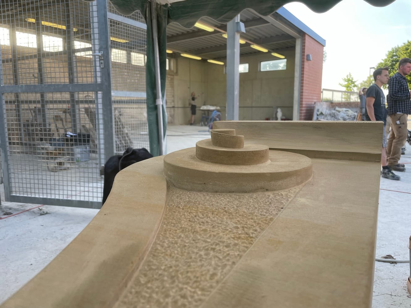 Detailaufnahme der bearbeiteten Oberfläche und Volute der Konsole