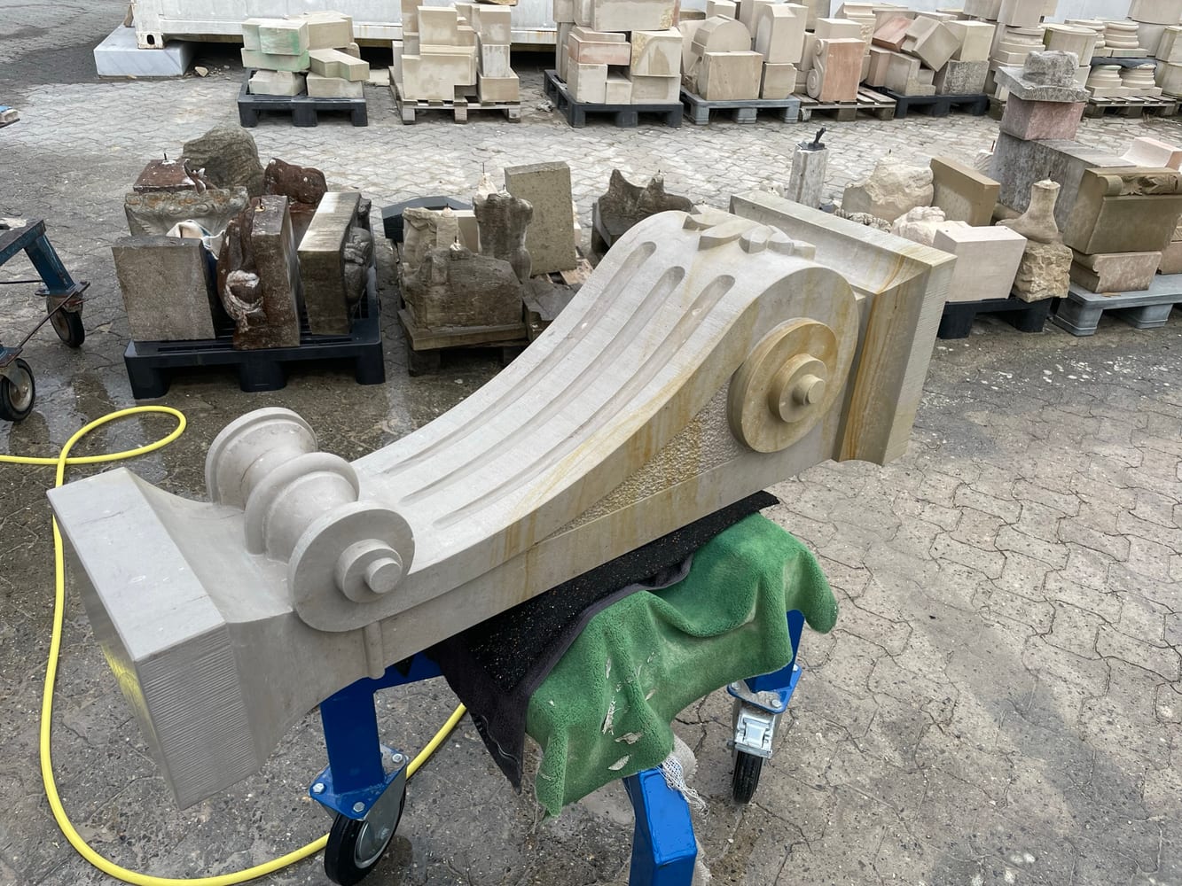 Naturstein-Konsole in der Werkstatt zwischen weiteren Steinmetzarbeiten